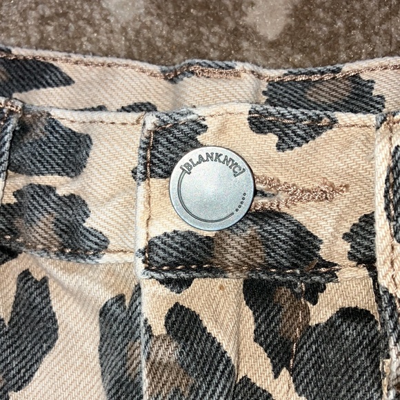 Women’s BlankNYC Leopard Cut Off Shorts size 25 - Picture 2 of 4